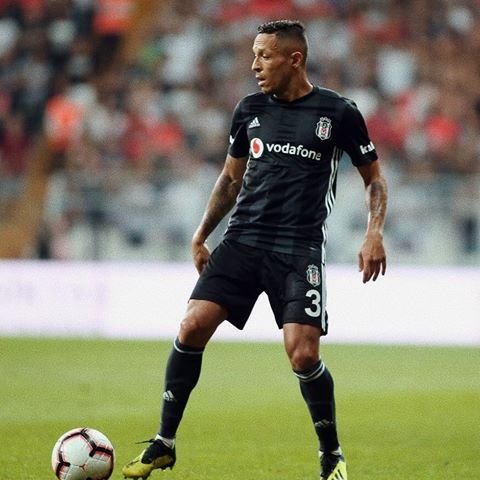 <h2>ADRİANO KALMAK İSTİYOR</h2>