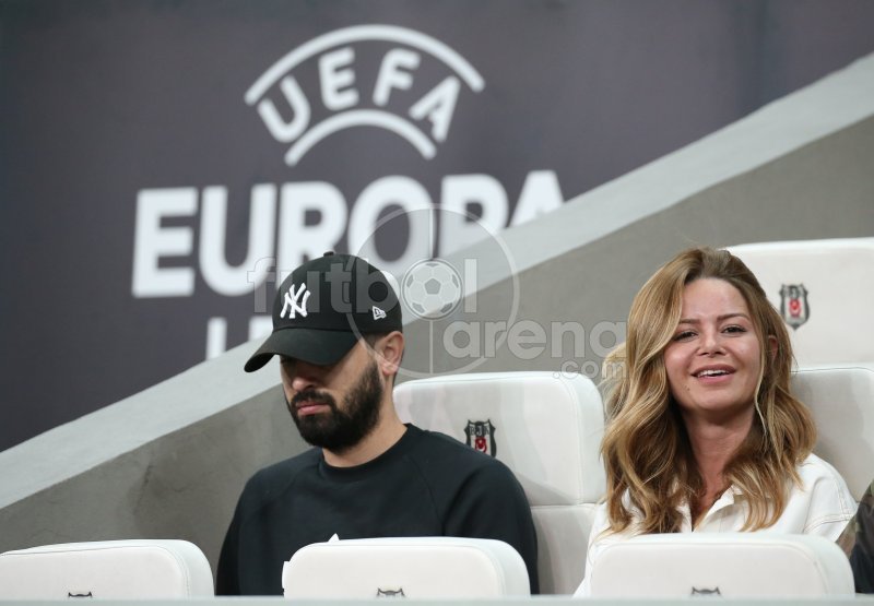 'Vodafone Park'ta merak uyandıran taraftar! Kim bu adam?