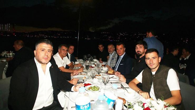 <h2>Beşiktaş camiası yemekte buluştu</h2>