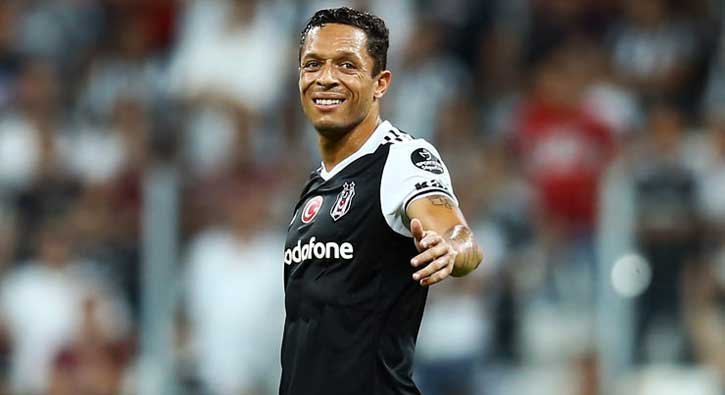'Beşiktaş'ta Adriano şoku! Flaş gelişme