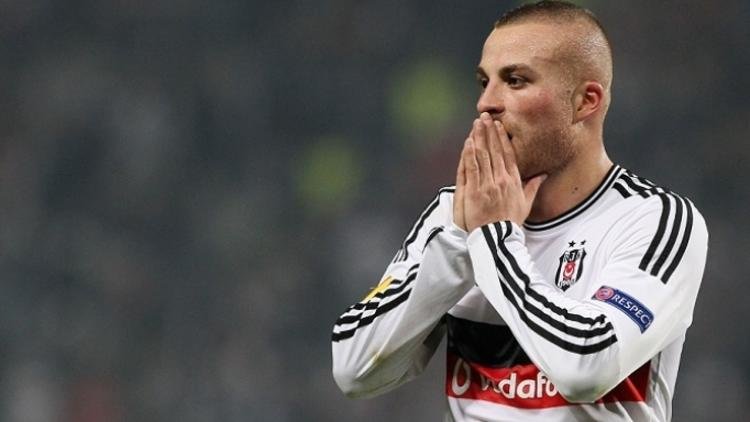 <h2>Beşiktaş’ta DEPREM! Gökhan Töre...</h2>