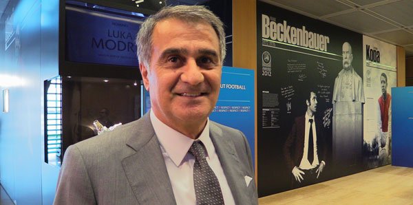 <h2>BÖYLE BÜYÜK TAKIM HOCALIĞI OLMAZ</h2>