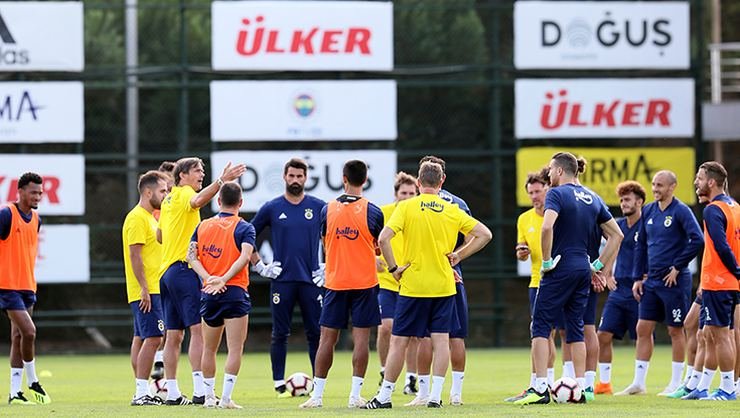 <h2>Cocu, futbolcularıyla yakından ilgileniyor</h2>