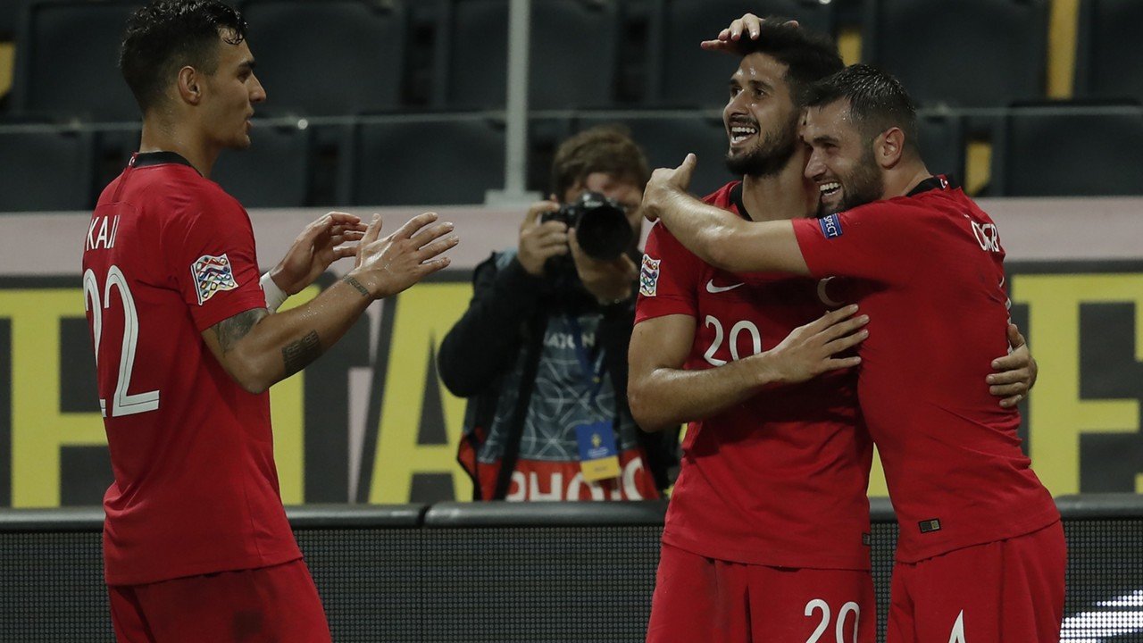 <h2>EMRE AKBABA İKİNCİ ARDA TURAN OLMA YOLUNDA İMZA ATMIŞTIR</h2>