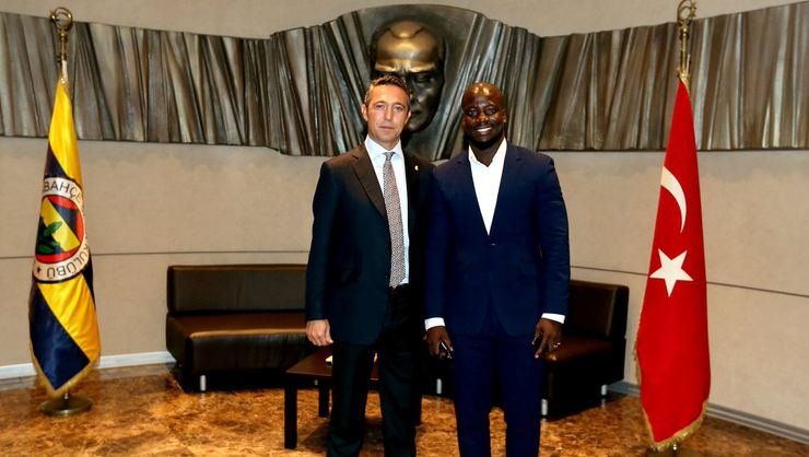 <h2>Fenerbahçe Başkanı Ali Koç, Stephen Appiah’la bir araya geldi</h2>