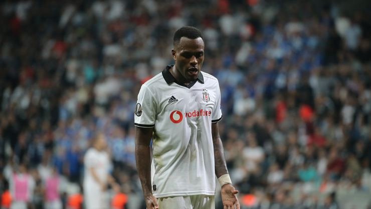 <h2>Fenerbahçe derbisi öncesinde Beşiktaş’ta santrfor krizi!</h2>