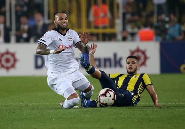 <h2>Fenerbahçe’de bomba patlıyor! 7,4 milyon euroya...</h2>