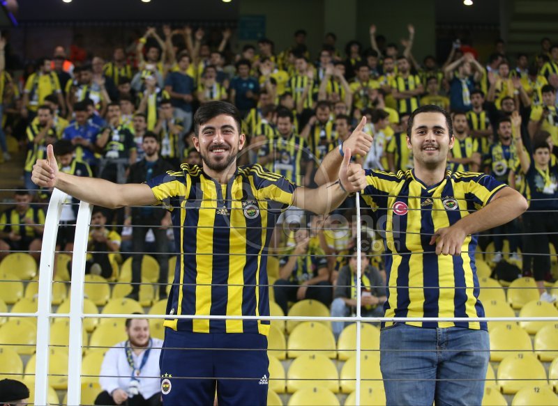 'Fenerbahçeli taraftarlardan derbiye damga vuran olay görüntü