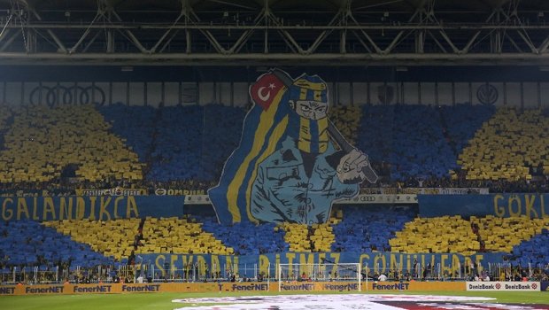 <h2>Fenerbahçeli taraftarlardan koreografi şov</h2>