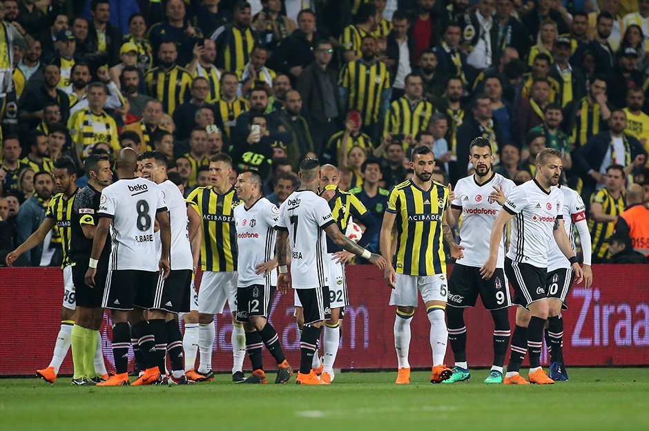 'Fenerbahçe'ye derbi öncesi çifte şok!