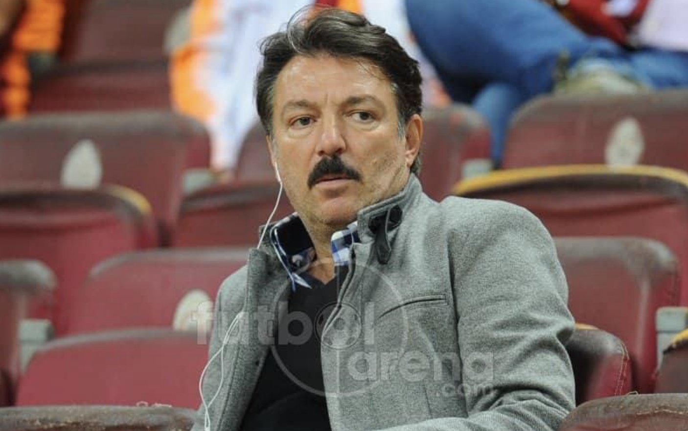 <h2>Galatasaray - Erzurumspor maçında elinde not defteriyle dikkat çeken adam</h2>