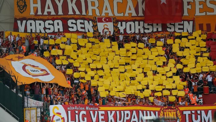 <h2>Galatasaray taraftarı görevini yaptı</h2>