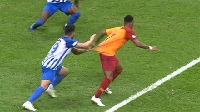 <h2>HAKEM 5 METRE ÖNÜNDE, NET PENALTI!</h2>