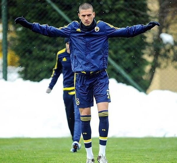 <h2>İKİ ÖNEMLİ İSMİ KESTİ</h2>