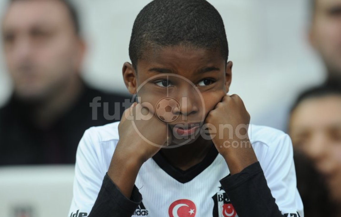 'Vodafone Park'ta dikkat çeken kare! Kim bu çocuk?