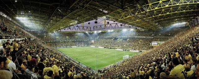 <h2>7  Signal Iduna Park (Borussia Dortmund)</h2>