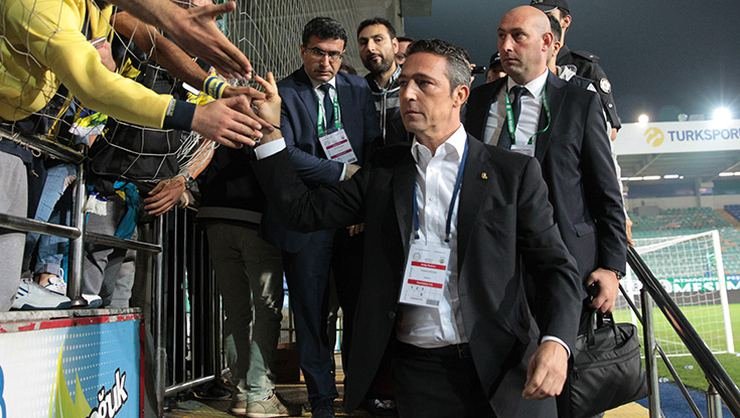 <h2>Ali Koç devre arasında soyunma odasına indi!</h2>