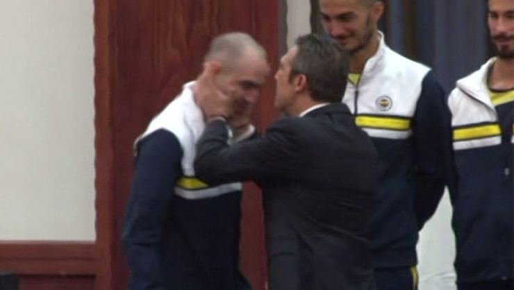 <h2>Ali Koç, Guliyev’i alnından öptü</h2>