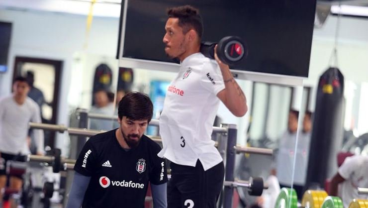 <h2>Beşiktaş’a Adriano müjdesi!</h2>