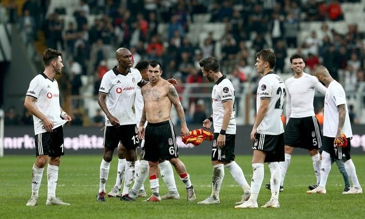 'Beşiktaş'ta 3 transfer! Sağ bek, orta saha ve santrfor