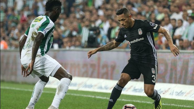 <h2>Beşiktaş’ta Adriano, Malmö maçına yetişmiyor</h2>