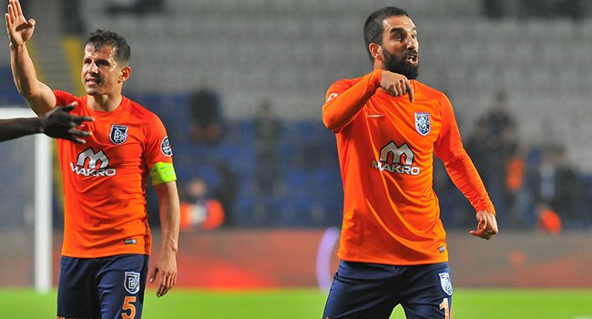 <h2>CEZALI MAÇTA GÖREVLİYLE KAVGA ETTİ</h2>