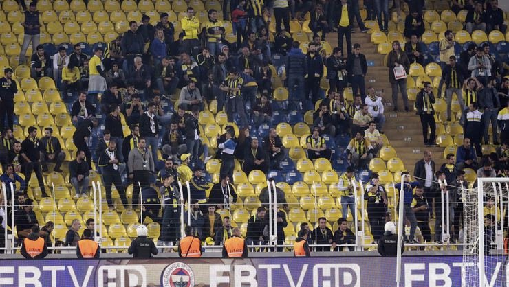 <h2>Cocu gitti, tribünler dağıldı</h2>