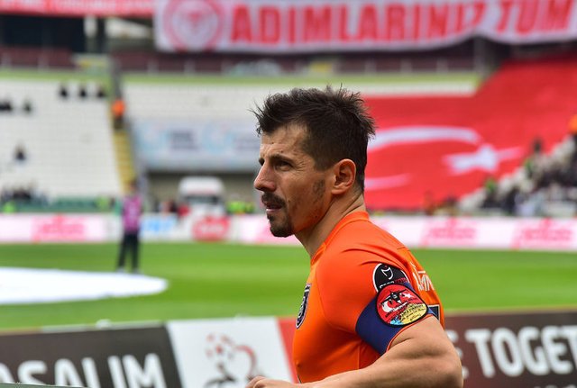 <h2>Emre Belözoğlu  Uzaktan Şut: 76</h2>