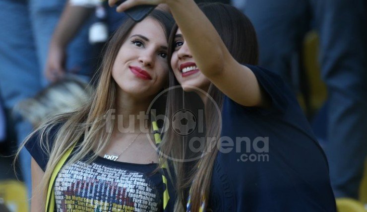 'Fenerbahçe tribünlerinde herkesin dikkatini çeken ikili