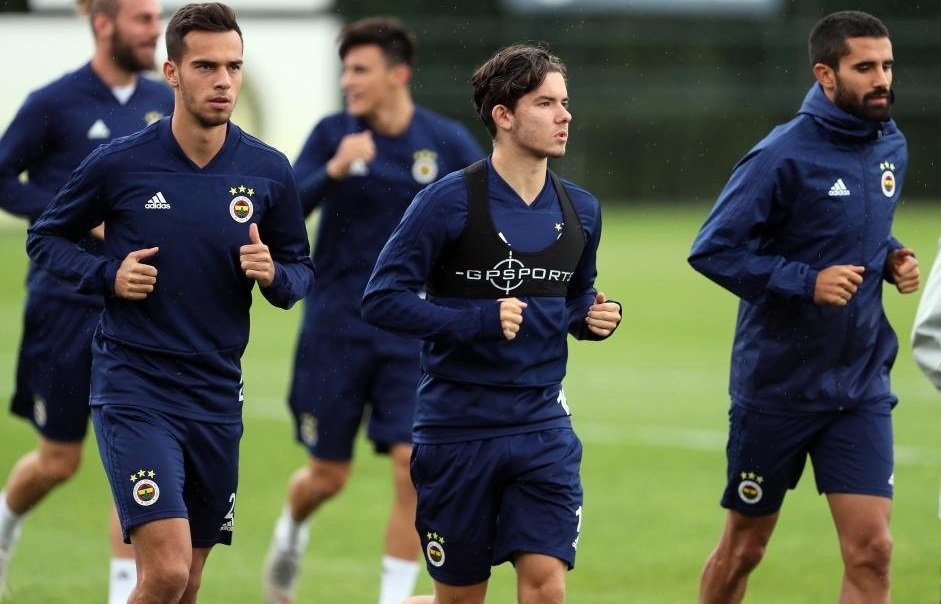 'Fenerbahçe'de son dakika! 2 oyuncu daha kadro dışı bırakıldı