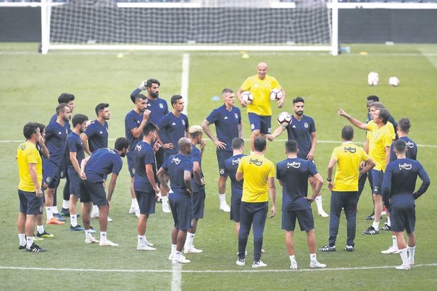 'Fenerbahçe'den bomba transfer! 26 yaşındaki yardımcı teknik direktör göreve başladı