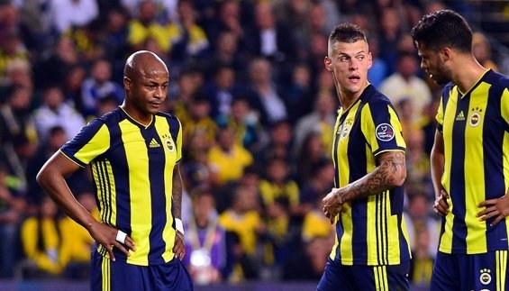 'Fenerbahçeli futbolcuya şok protesto! Islıklandı
