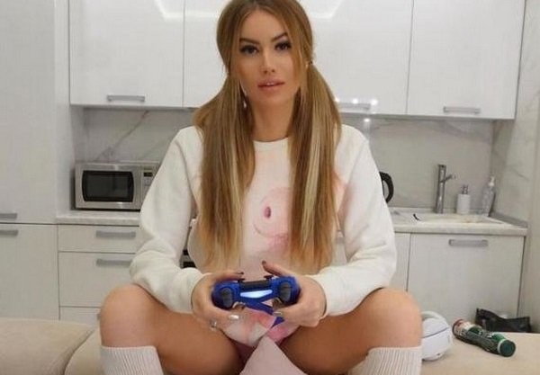 'Instagram'ı sallayan PlayStation güzeli nefes kesti