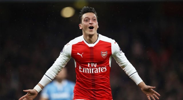 <h2>Mesut Özil resmen açıkladı! Türkiye’ye transfer...</h2>
