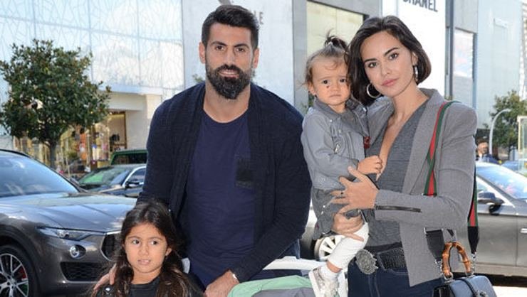 <h2>Volkan Demirel ailesiyle alışverişte...</h2>