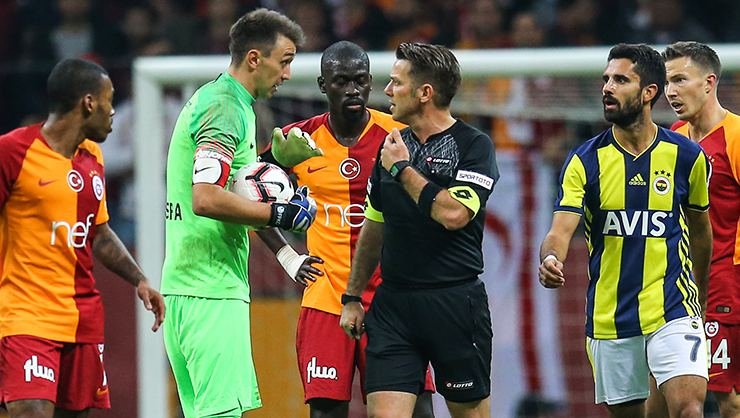 <h2> Galatasaray’dan yabancı hakem önerisi!</h2>