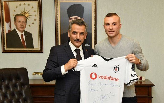 <h2> Gökhan Töre, Vali Kaymak’a imzalı formasını hediye etti</h2>