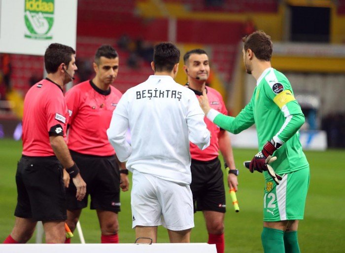 'Ankaragücü-Beşiktaş maçında gerginlik! Tribüne gönderildi...