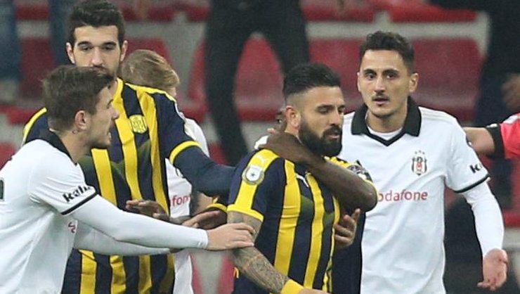 'Beşiktaş maçında Kenan Özer'den tuhaf hareket! Kimse anlamadı