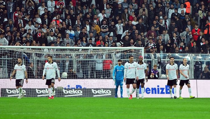 <h2>Beşiktaş taraftarından Fikret Orman’a tepki: ’Paralar nerede?’</h2>