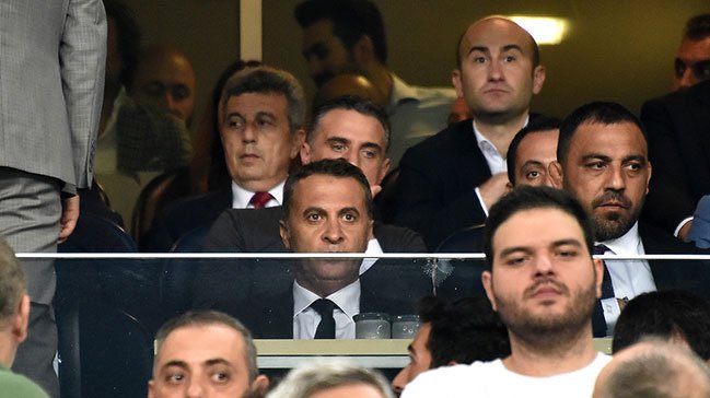 <h2>Beşiktaş taraftarından tepki: Fikret Orman paralar nerede?</h2>