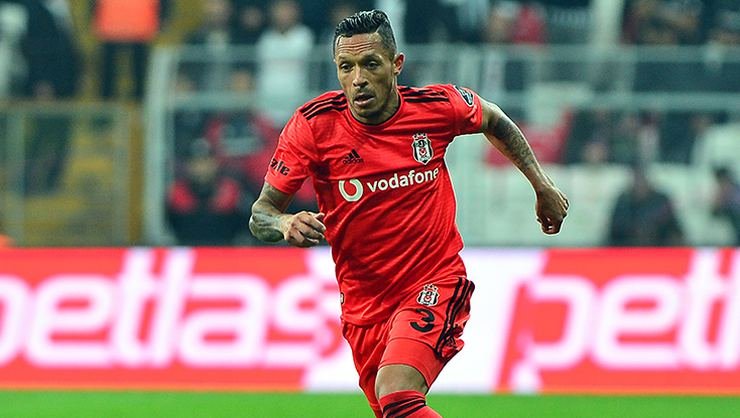 <h2>Beşiktaş’ın Brezilyalı yıldızı Adriano’ya talip var</h2>