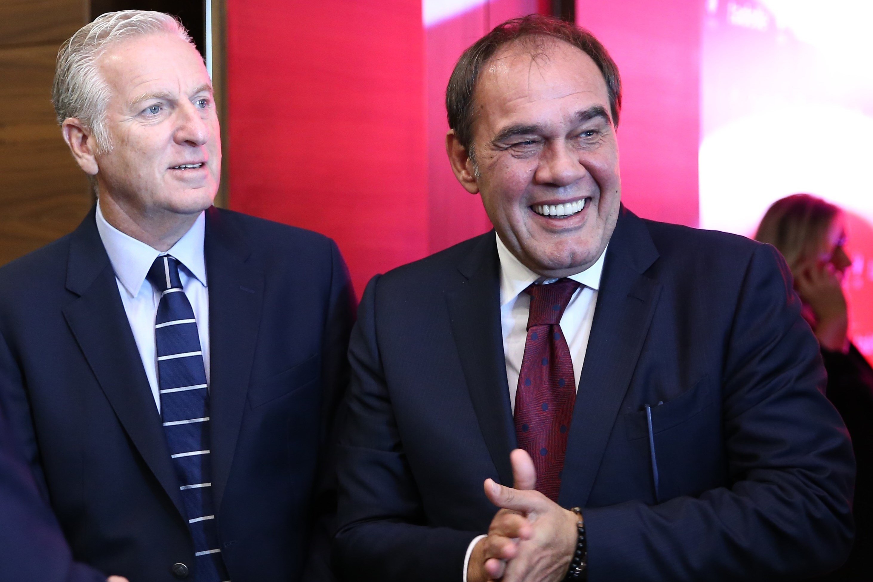 <h2>DÜRÜST İSTİFA ETTİ</h2>