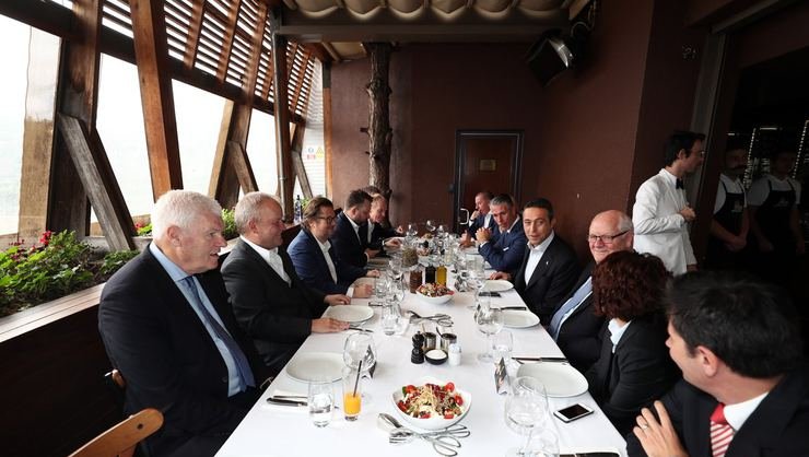 <h2>Fenerbahçe ile Anderlecht yöneticileri yemekte buluştu</h2>