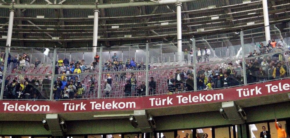 <h2>Fenerbahçeli taraftarlar stadı terk etti</h2>