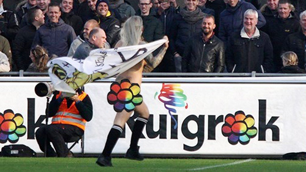 'Futbol maçında sahaya çıplak kadın girdi