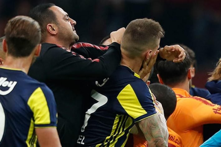 <h2>Galatasaray’da şok istifa! Hasan Şaş istifasını verdi, Fatih Terim reddetti</h2>