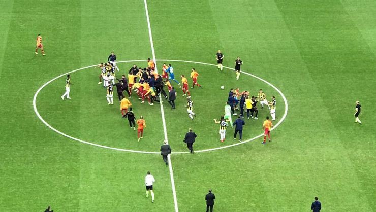 <h2>Galatasaraylı taraftarlar güvenlik görevlisini darp ederek hastanelik etti</h2>