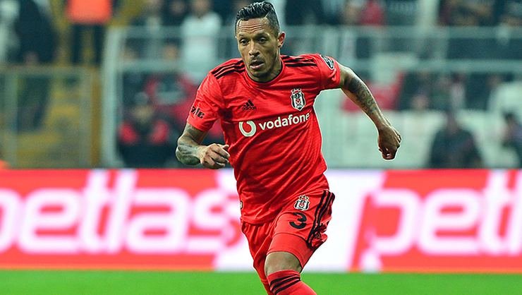 <h2>İniesta, Adriano’yu yanında istiyor</h2>