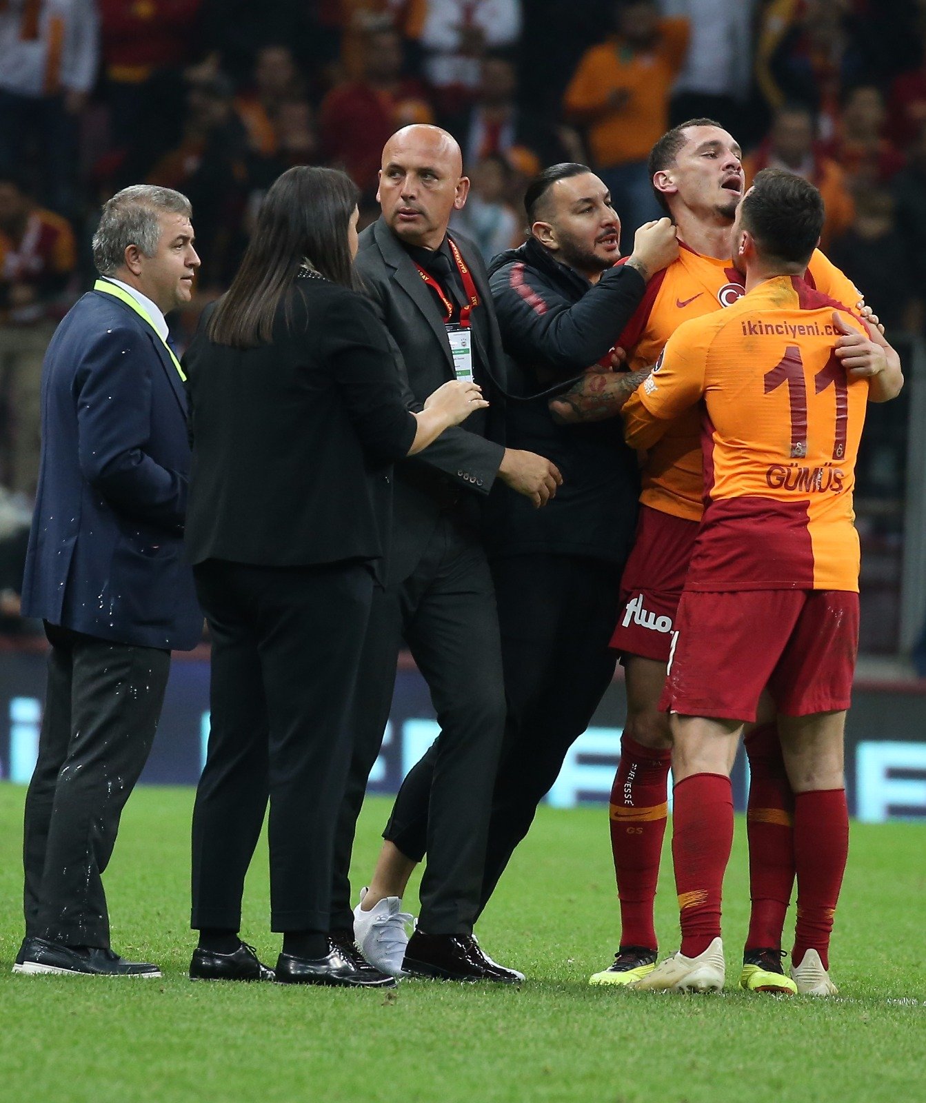 <h2>İşte TT Stadı’nda olay kavga anları! Kare kare o anlar</h2>